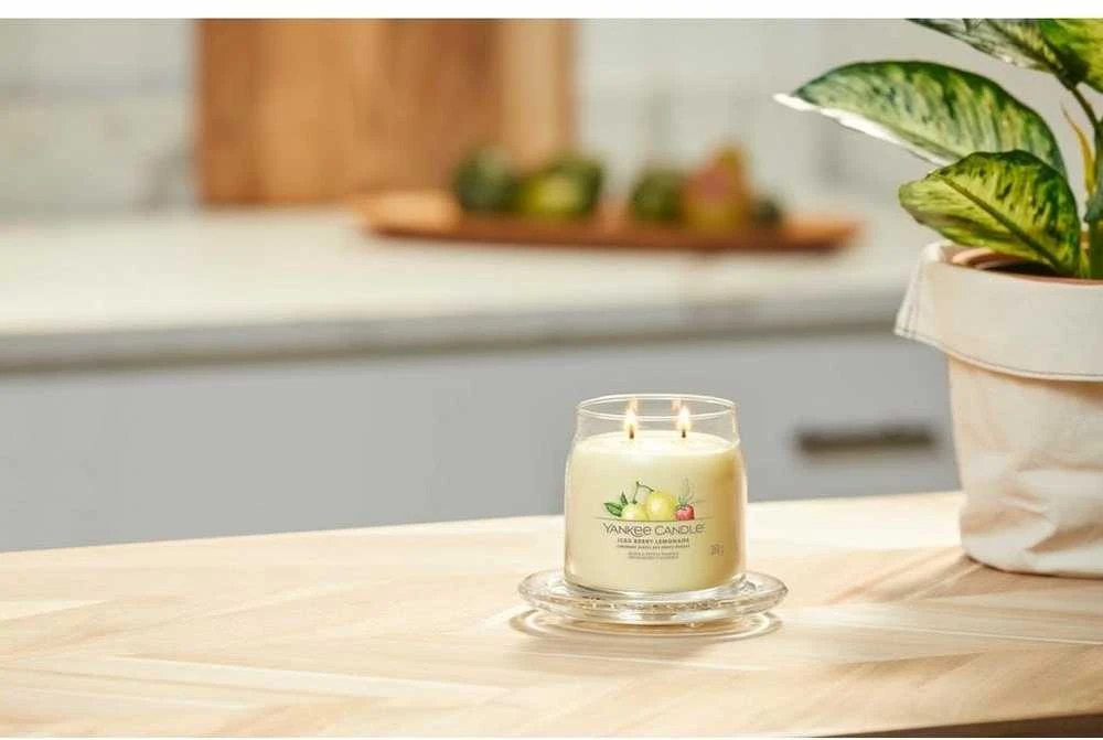 Yankee Candle Aromatinė žvakė Signature glass medium Iced Berry Lemonade 368 g