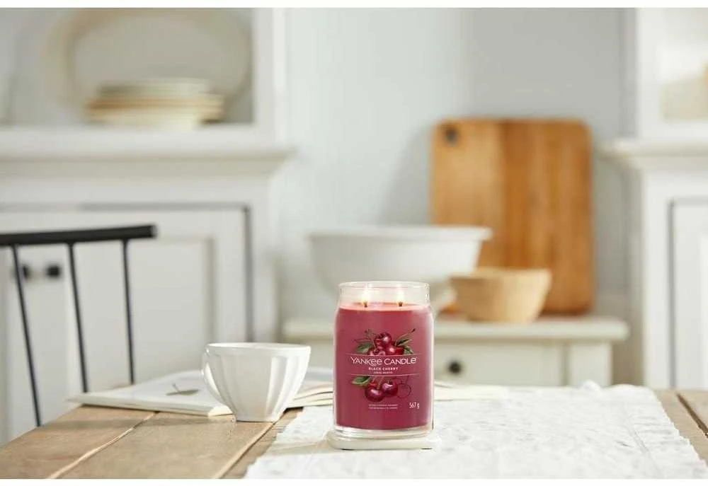 Yankee Candle Aromatinė žvakė "Signature" didelis stiklas "Juodas Cherry" 567 g