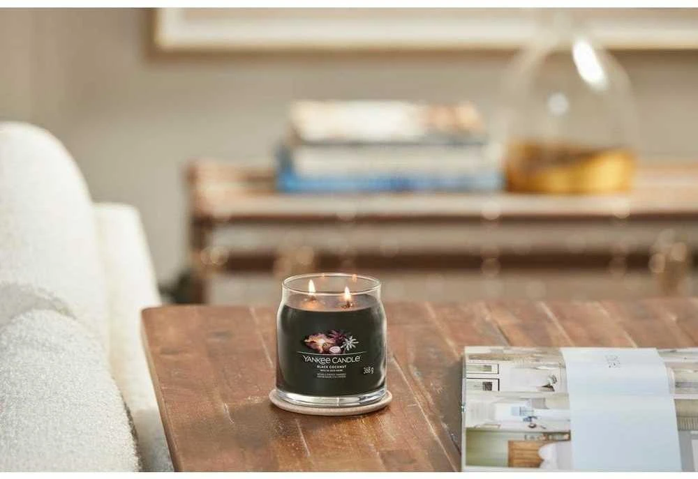 Yankee Candle Aromatinė žvakė Signature glass medium Juodas Coconut 368 g