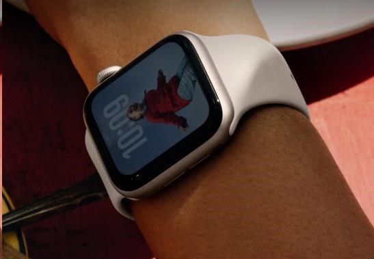 Išmanusis laikrodis „Apple Watch SE 3 GPS“, 40 mm, aliuminio korpusas su vidurnakčio spalvos sportiniu dirželiu – M/L aprašymas - Prekės nuotrauka