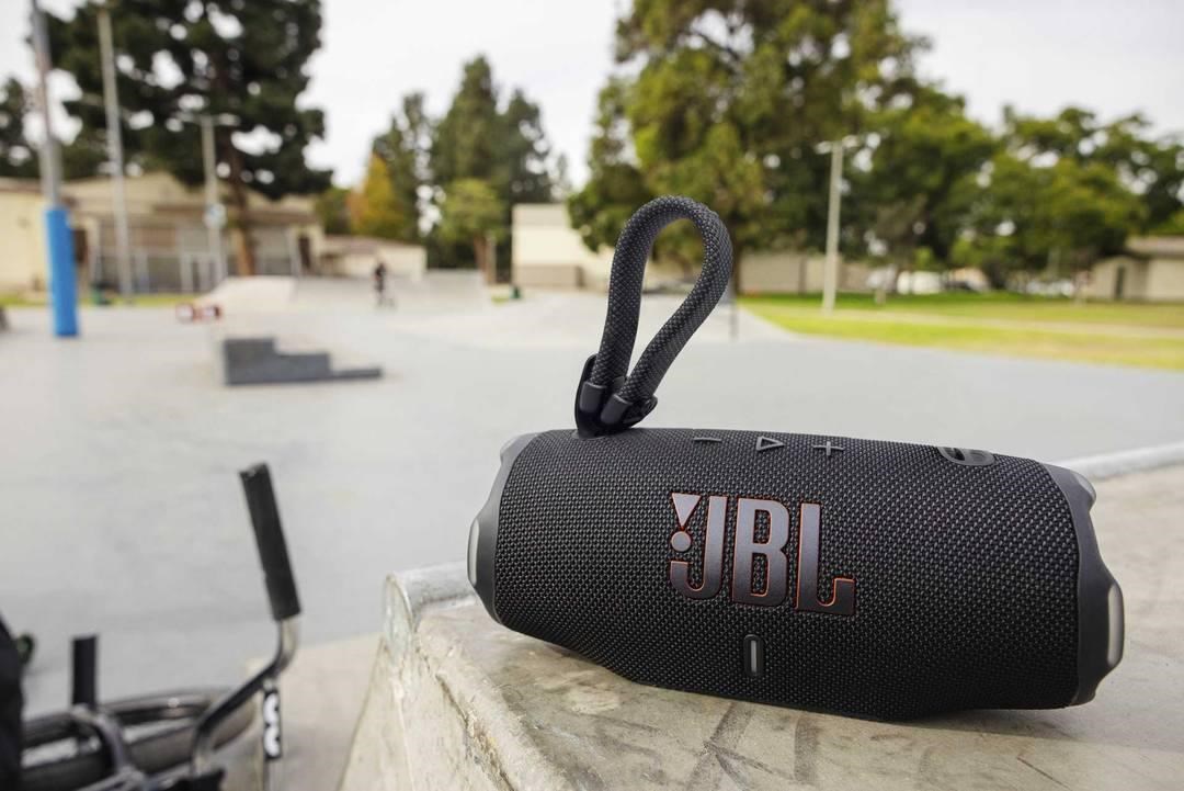 JBL Charge 6 Sand aprašymas - Prekės nuotrauka JBL Charge 6 Sand aprašymas - Prekės nuotrauka
