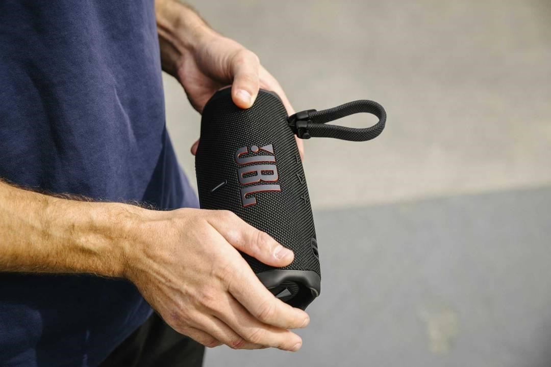 JBL Charge 6 Sand aprašymas - Prekės nuotrauka JBL Charge 6 Sand aprašymas - Prekės nuotrauka