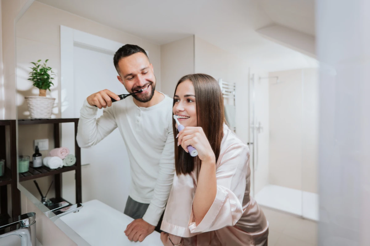 Dantų šepetėlis „TrueLife SonicBrush Compact Duo“ juodas / levandų spalvos aprašymas - Prekės nuotrauka