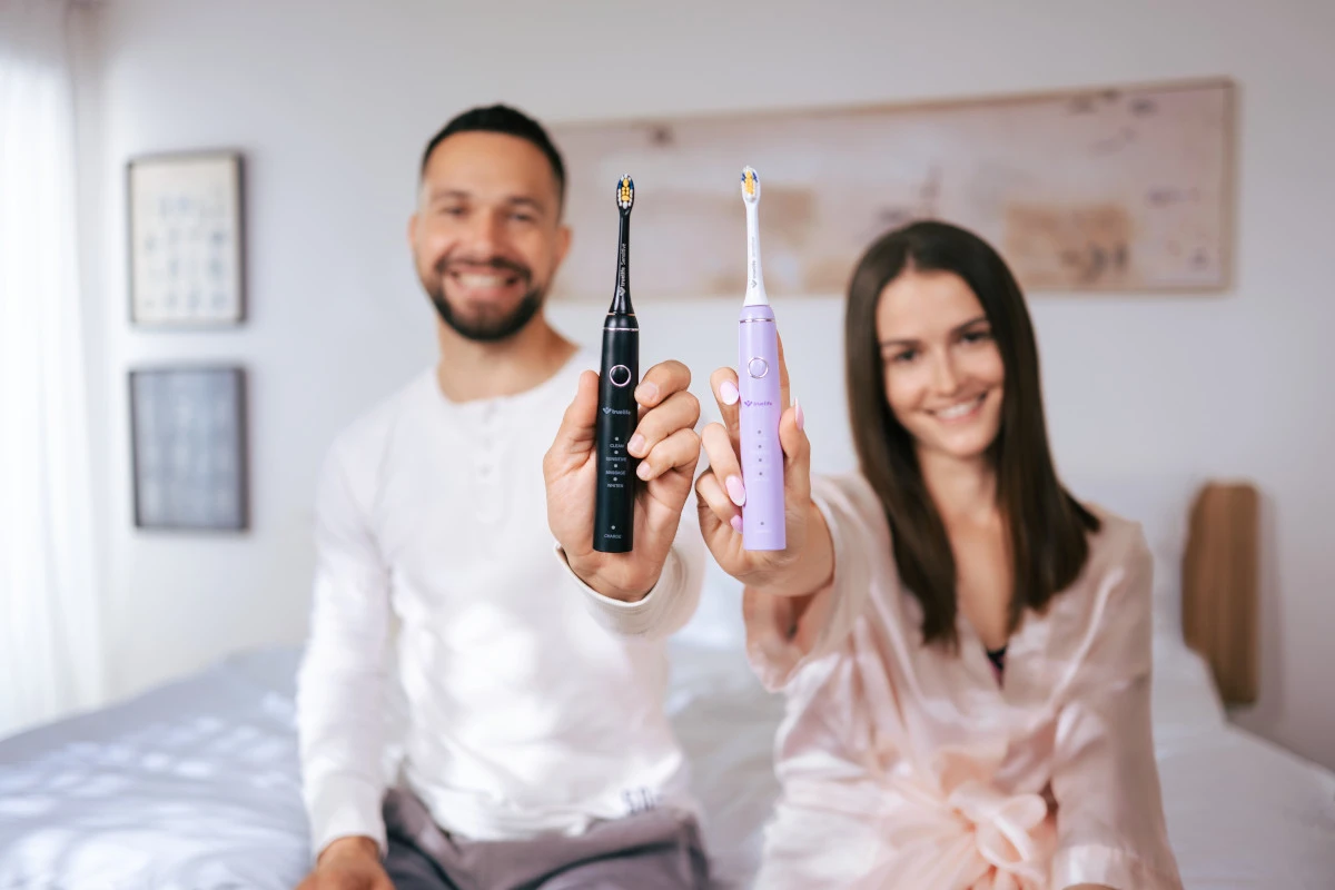 Dantų šepetėlis „TrueLife SonicBrush Compact Duo“ juodas / levandų spalvos aprašymas - Prekės nuotrauka