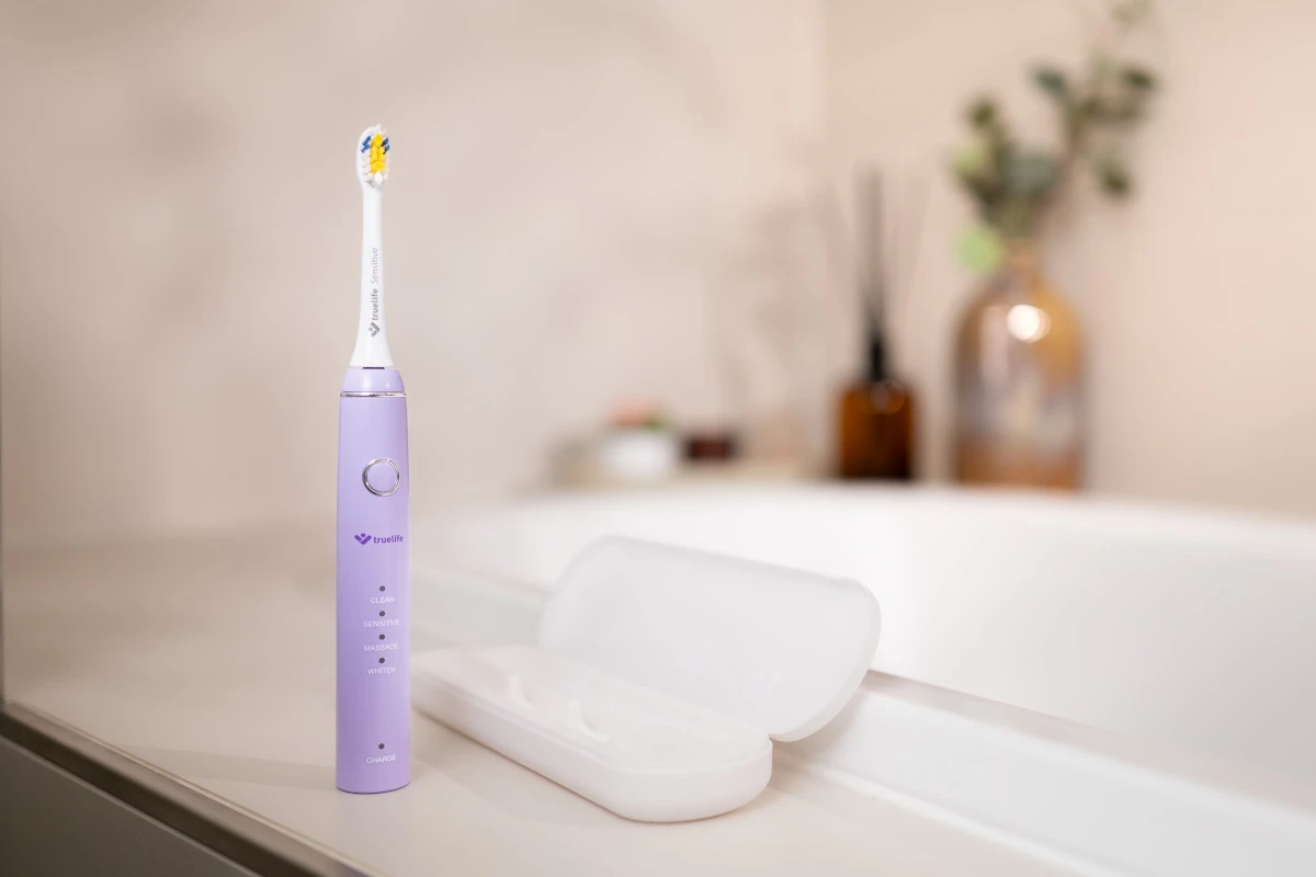 Dantų šepetėlis „TrueLife SonicBrush“ kompaktiškas levandų spalvos šepetėlis aprašymas - Prekės nuotrauka Dantų šepetėlis „TrueLife SonicBrush“ kompaktiškas levandų spalvos šepetėlis aprašymas - Prekės nuotrauka