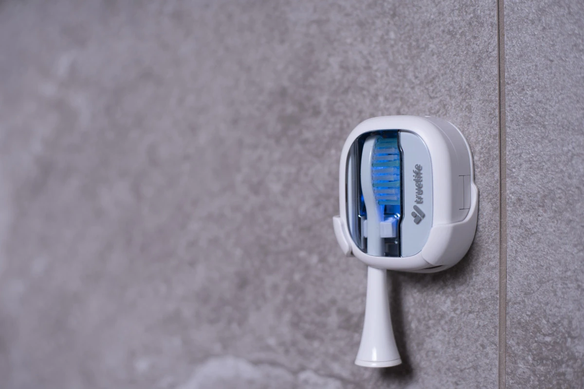 Dantų šepetėlis TrueLife SonicBrush UV Sterilizer bílá aprašymas - Prekės nuotrauka Dantų šepetėlis TrueLife SonicBrush UV Sterilizer bílá aprašymas - Prekės nuotrauka