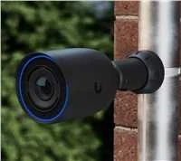 UBIQUITI UVC-G6-Pro-Bullet-B Visoms oro sąlygoms pritaikyta 4K PoE+ kamera su „Multi-TOPS“ dirbtinio intelekto varikliu, 2,36 karto optiniu priartinimu ir dideliu 1/1,2 colio CMOS jutikliu, užtikrinančiu išskirtinį aiškumą esant prastam apšvietimui ir didelio nuotolio IR naktinį matymą.