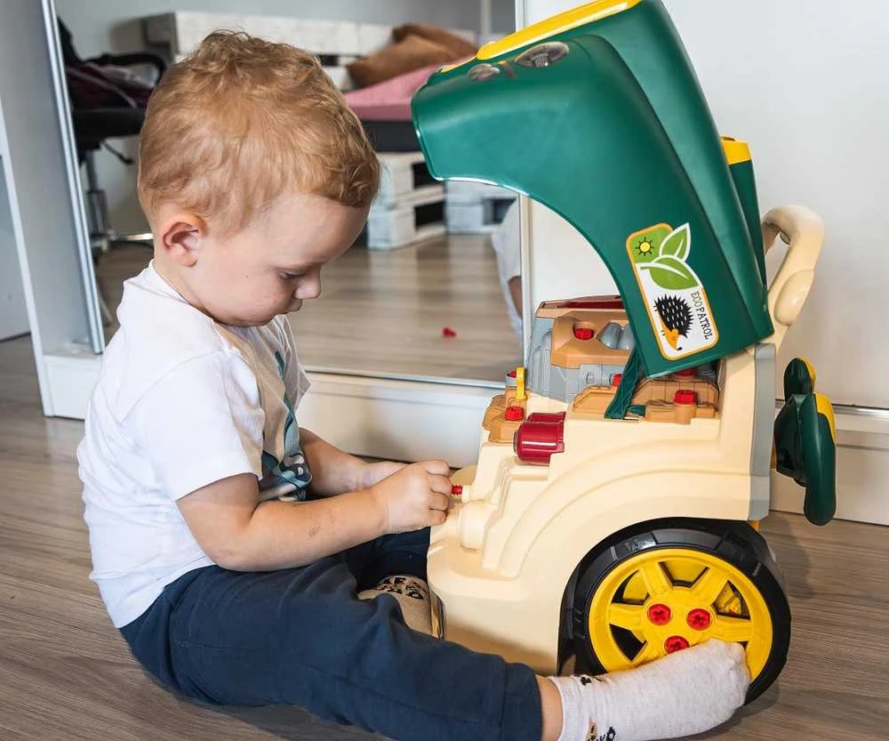 Realistiškas automobilio priekis su atidaromu gaubtu Milly Mally N-GINE žalias modelis