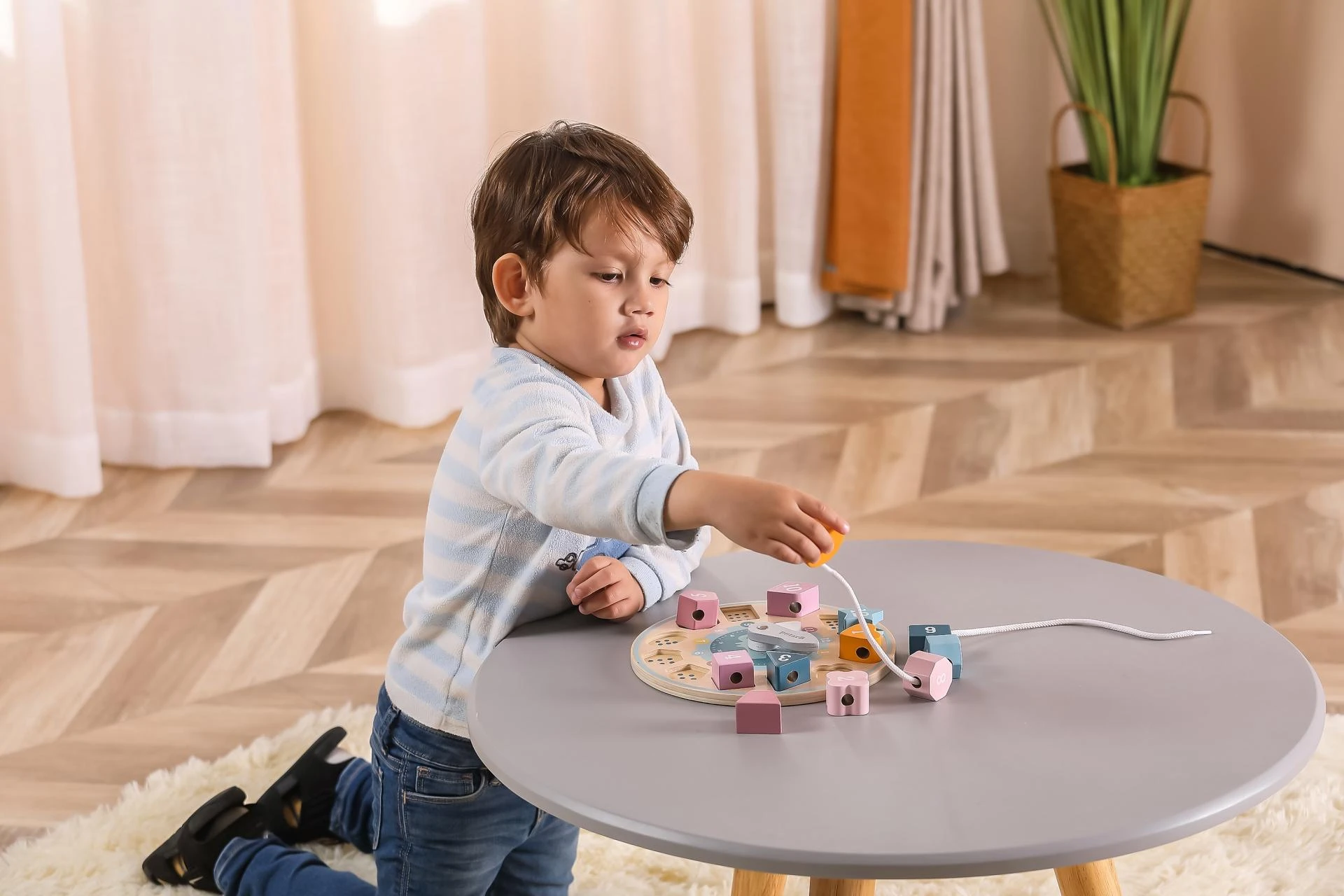 VIGA Montessori laikrodis formų rūšiuoklis – spalvų siuvinėjimas