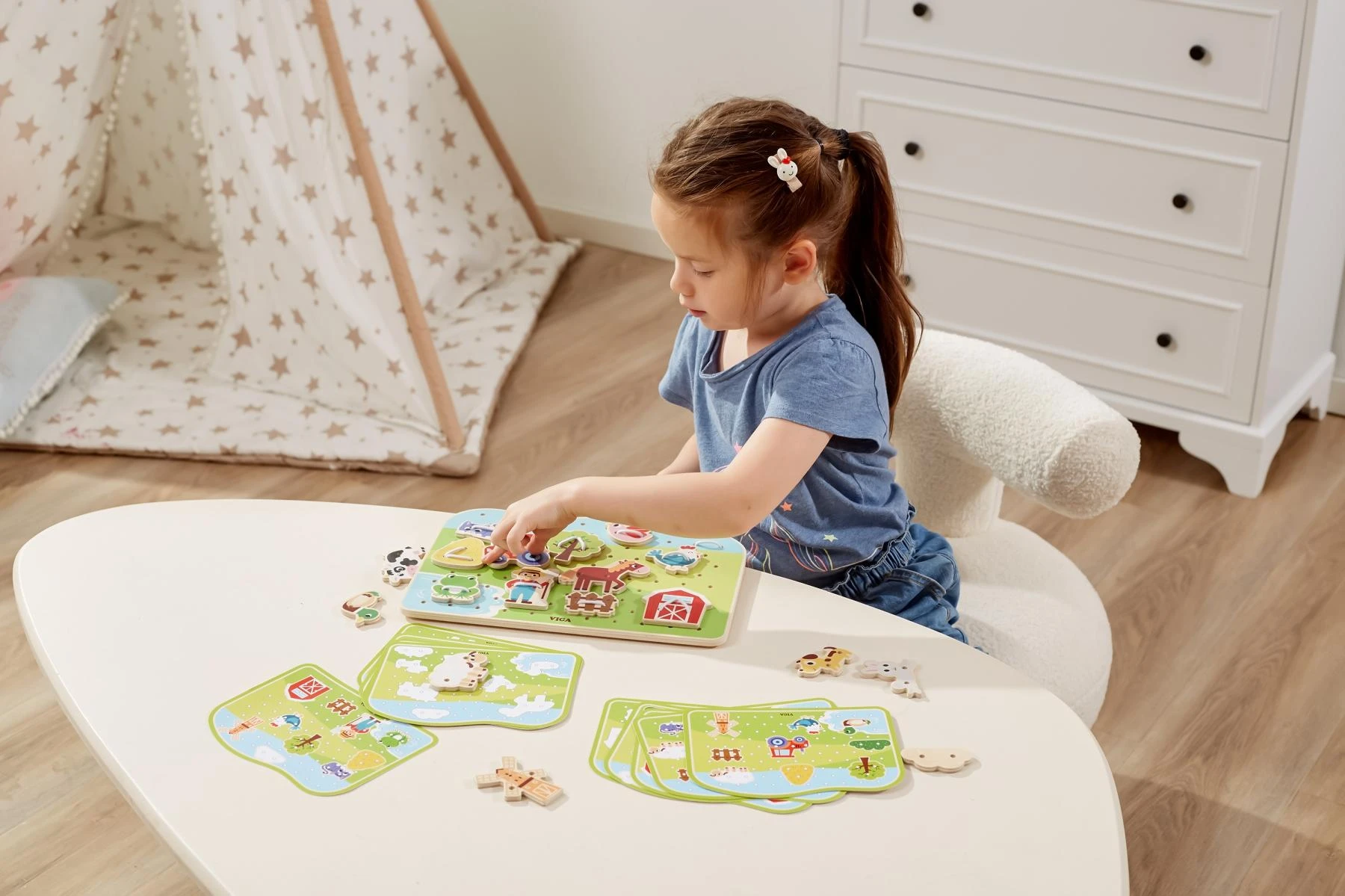 „Viga“ mediniai žibintų tarpininkai gyvūnai Montessori ūkyje
