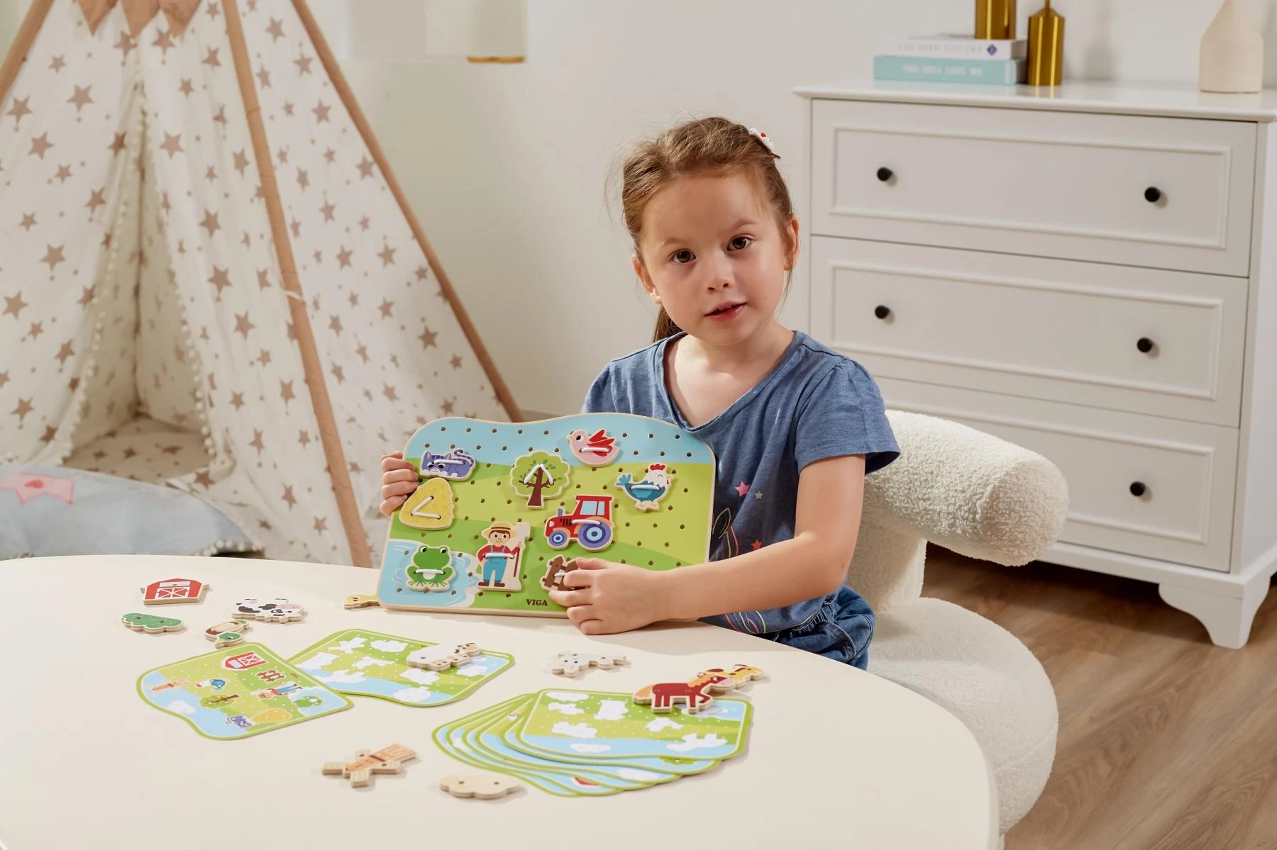 „Viga“ mediniai žibintų tarpininkai gyvūnai Montessori ūkyje