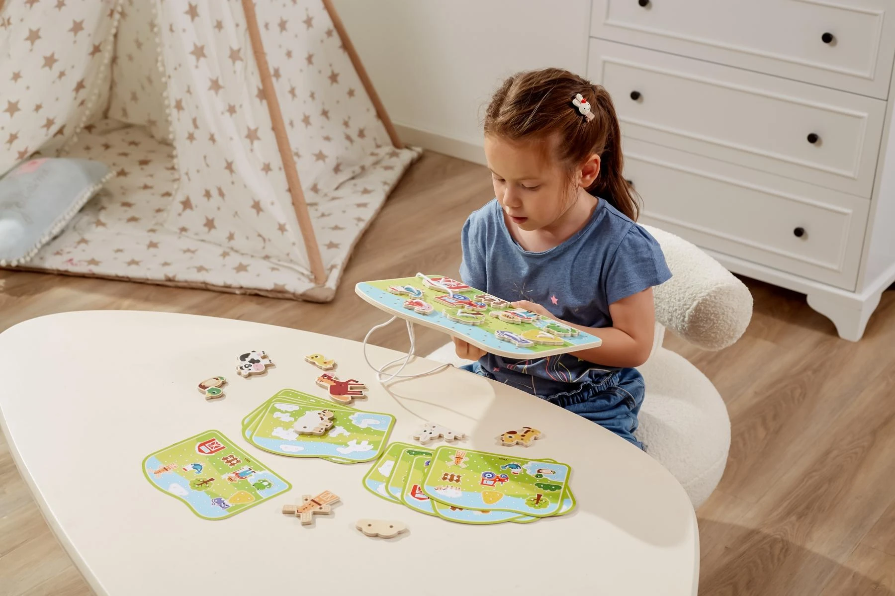 „Viga“ mediniai žibintų tarpininkai gyvūnai Montessori ūkyje
