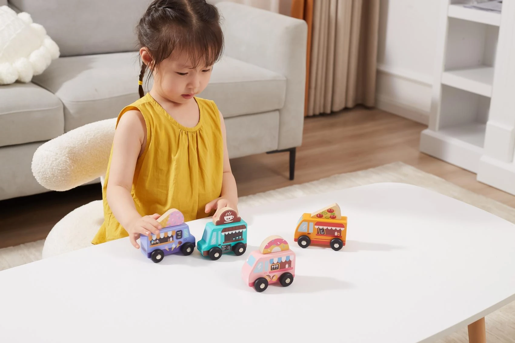 „Viga“ mediniai sunkvežimių transporto priemonių konditerijos gaminiai 4 automobiliai