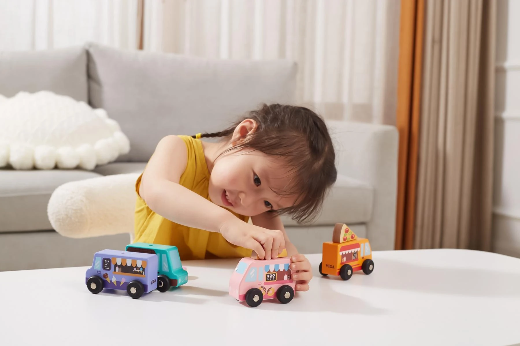 „Viga“ mediniai sunkvežimių transporto priemonių konditerijos gaminiai 4 automobiliai