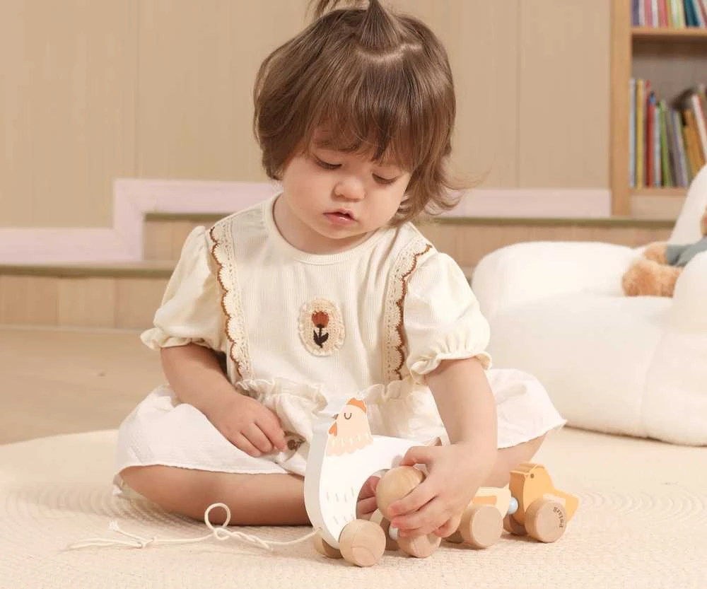 Viga Toys VIGA PolarB medinė vištelė su viščiukais traukimui