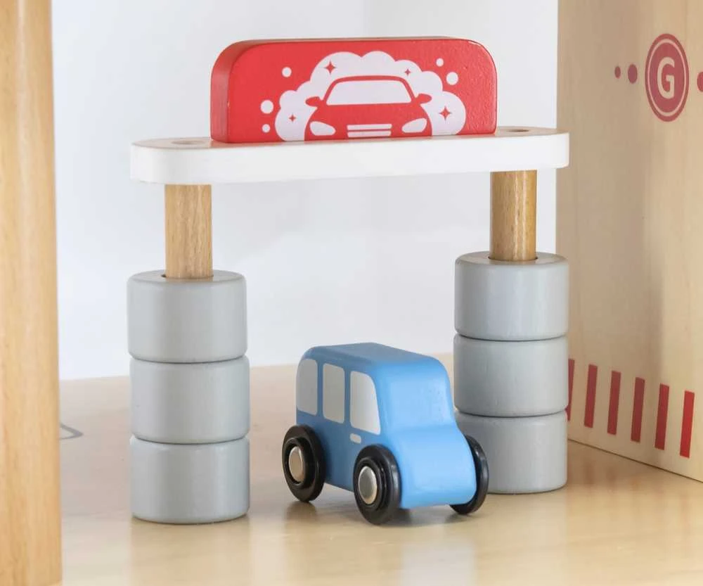 Medinis VIGA parkingas su automobiliukais ir sraigtasparniu