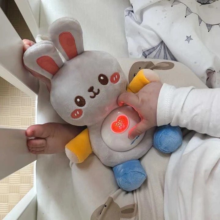 Malplay Minkštas žaislas talismanas Grojantis pliušinis triušiukas