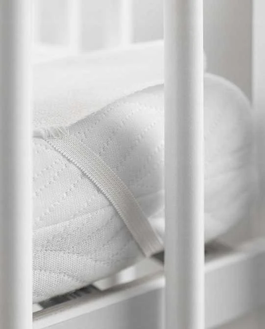 Neperšlampamas apsauginis paklotas čiužiniui su elastinėm juostom Sensillo 80×160, balta