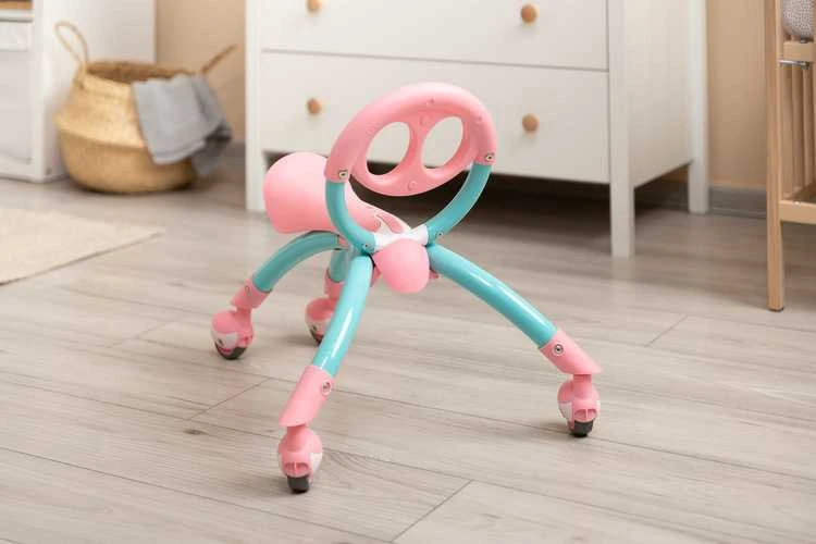 Paspiriama mašinėlė - stumdukas Toyz, Beetle, rožinė