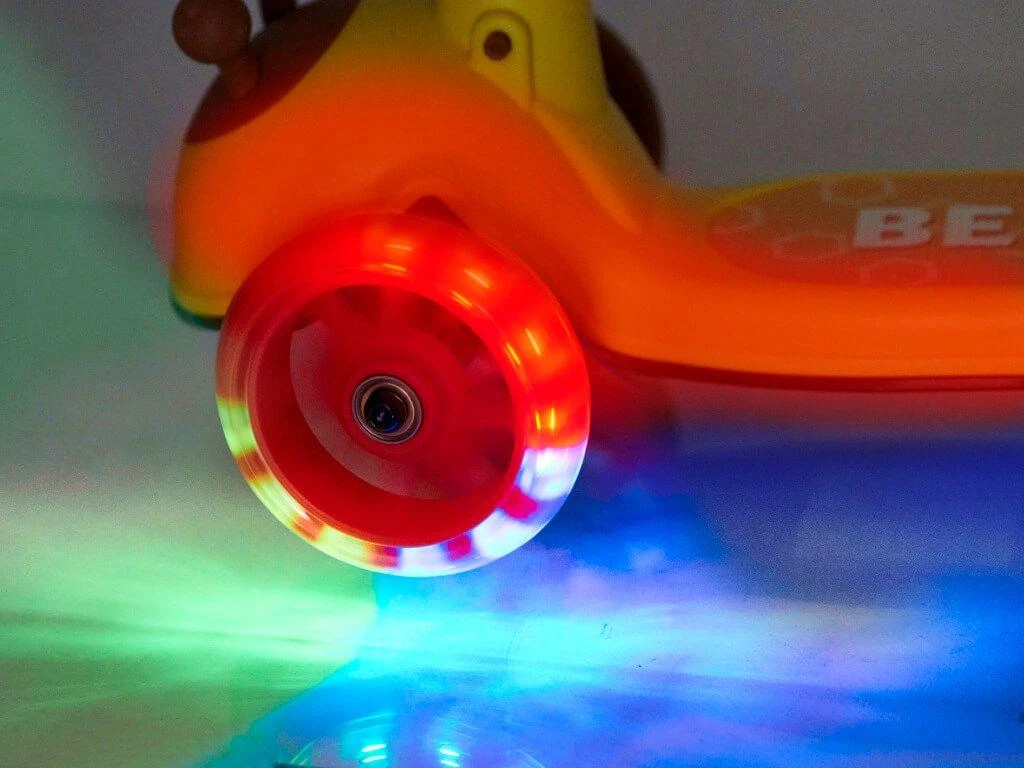 Triratis paspirtukas su LED ratais ir galiniu stabdžiu