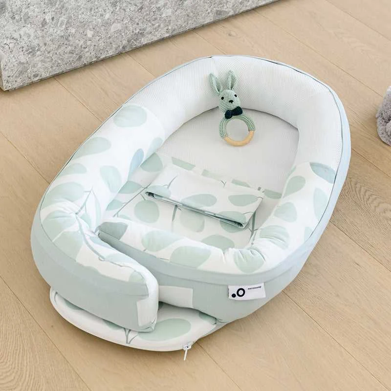 Doomoo kūdikio lizdelis (naujagimio gultukas) "Cocoon Leaves Aqua Žalias"