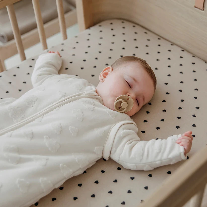 Meyco Baby medvilninė paklodė su guma 60 × 120 cm, Sweet Heart Soft Sand/Juodas