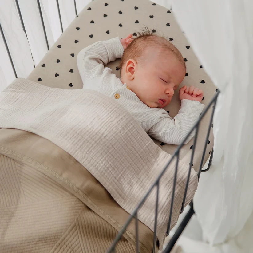 Meyco Baby medvilninė paklodė su guma 60 × 120 cm, Sweet Heart Soft Sand/Juodas