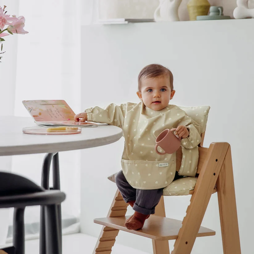 Meyco Baby neperšlampamas seilinukas su rankovėmis 6–24 mėn., Sweet Heart Sand/Soft Sand