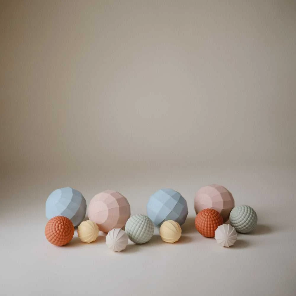 Mushie sferinis sensorinis žaislas Blush