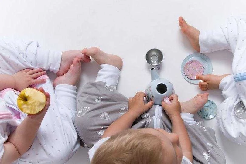 Natulino LITTLE WALKERS dvisluoksnis kūdikio miegmaišis Baltas Pilkas Waves & Mint