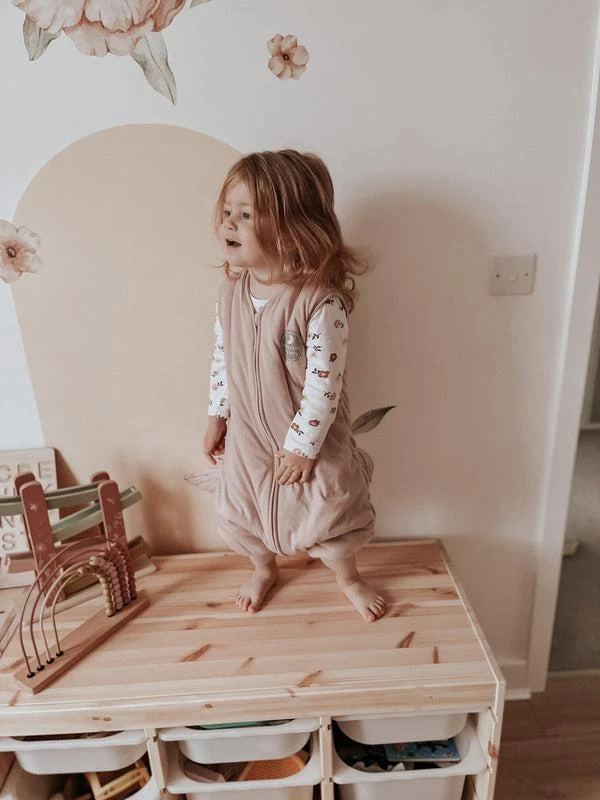 Natulino NATURALS LITTLE WALKERS™ dvisluoksnis kūdikio miegmaišis powder pink (rausvos spalvos)