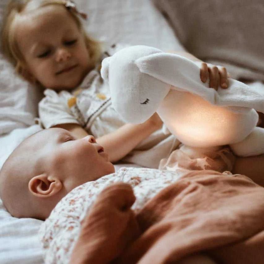 Moonie 2.0 migdukas Humming Bunny - Kreminis su garso įrašymo funkcija