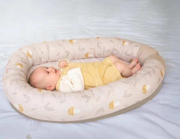Taf Toys 2in1 kūdikio lavinamasis kilimėlis - lizdelis su žaidimų lanku Little Explorer, rusvai gelsvas