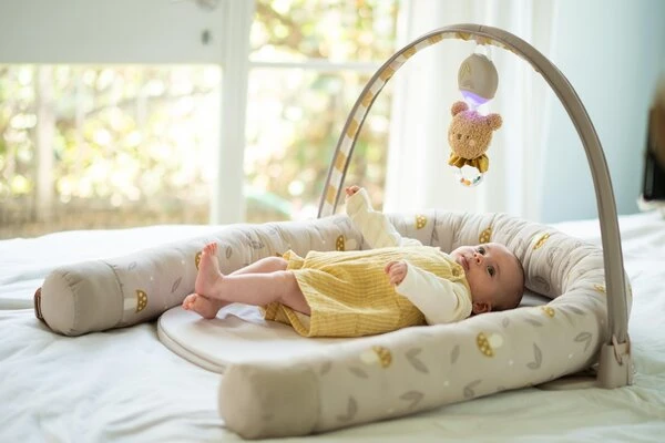 Taf Toys 2in1 kūdikio lavinamasis kilimėlis - lizdelis su žaidimų lanku Little Explorer, rusvai gelsvas