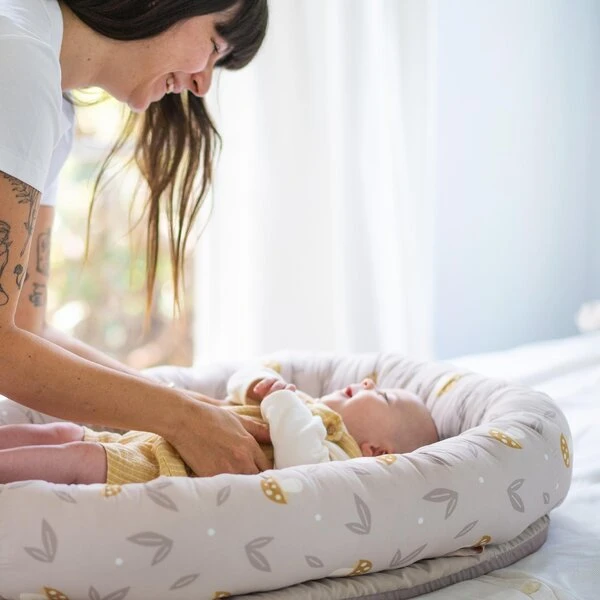 Taf Toys 2in1 kūdikio lavinamasis kilimėlis - lizdelis su žaidimų lanku Little Explorer, rusvai gelsvas