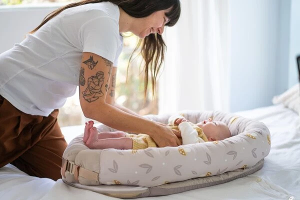 Taf Toys 2in1 kūdikio lavinamasis kilimėlis - lizdelis su žaidimų lanku Little Explorer, rusvai gelsvas