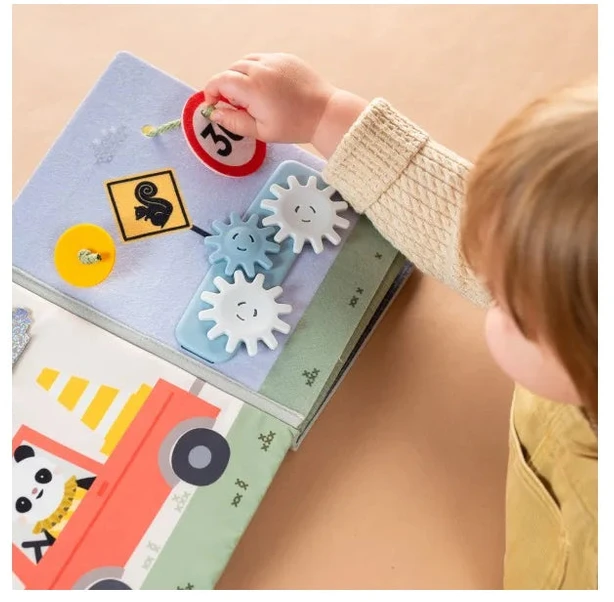 Taf Toys sensorinė užimtumo knygelė Tiny Traveler Busy Book, 18 mėn.+