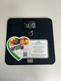 ETA | Išmanios asmeninės svarstyklės | „Vital Trainer“ ETA778090000 | Kūno analizatorius | Didžiausias svoris (keliamoji galia) 180 kg | Tikslumas 100 g | Kūno masės indekso (KMI) matavimas | Juodas