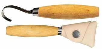 Šaukštų drožinėjimo peilis Morakniv® 164, lenkta geležtė 55x2,0mm. 13mm vidinis skersmuo. Viengubi ašmenys, beržinė rankena, odinis dėklas.