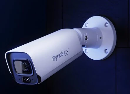 „Synology BC800Z“ dirbtiniu intelektu varoma hibridinė šviesos kamera su reguliuojamu priartinimu | „Synology“