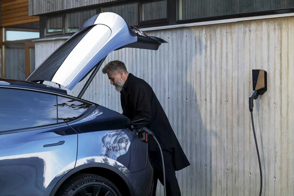 Easee Charge Core elektromobilių įkrovimo stotelė juodos spalvos