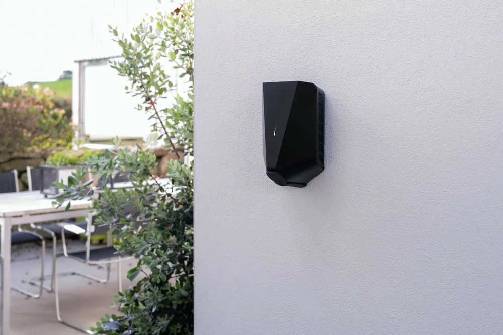 Easee Charge Up elektromobilių įkrovimo stotelė juodos spalvos