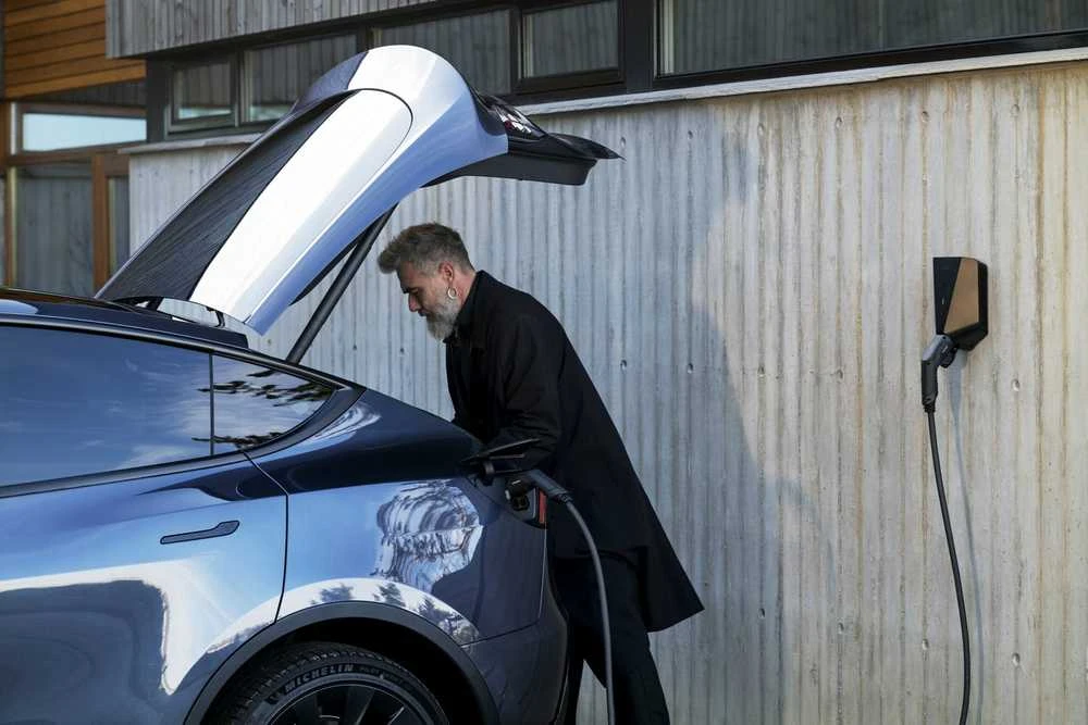 Easee Charge Up elektromobilių įkrovimo stotelė juodos spalvos