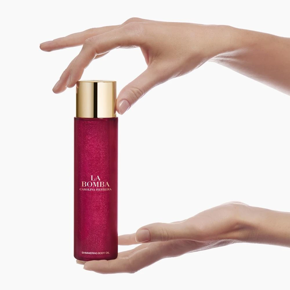 Žvilgesio suteikiantis kūno aliejus Carolina Herrera La Bomba Shimmering Body Oil, 150 ml aprašymas - Prekės nuotrauka