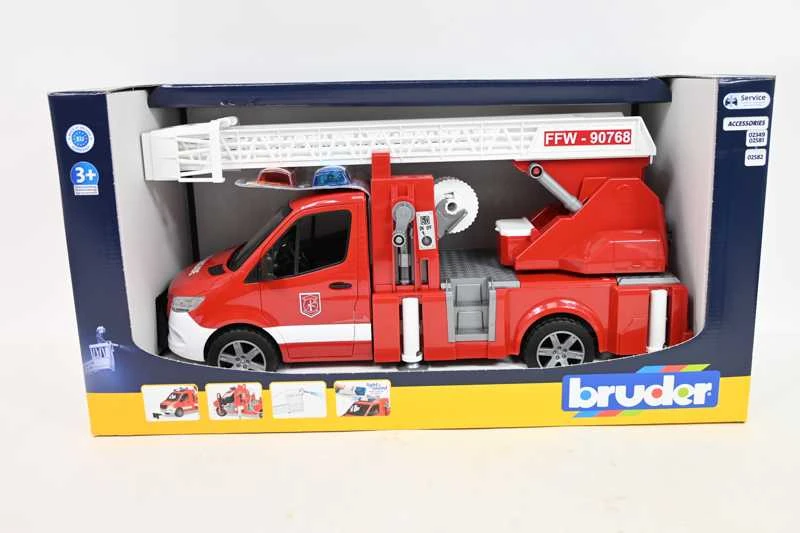 BRUDER MB Sprinter priešgaisrinė tarnyba su pasukamomis kopėčiomis ir siurbliu, 02673