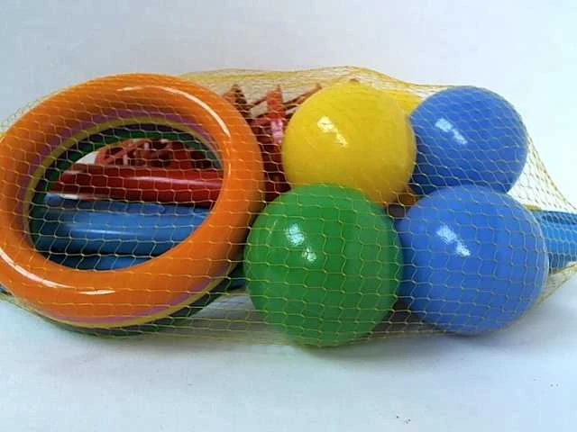 Czako Shako Serso su krepšiais ir kamuoliais tinkle