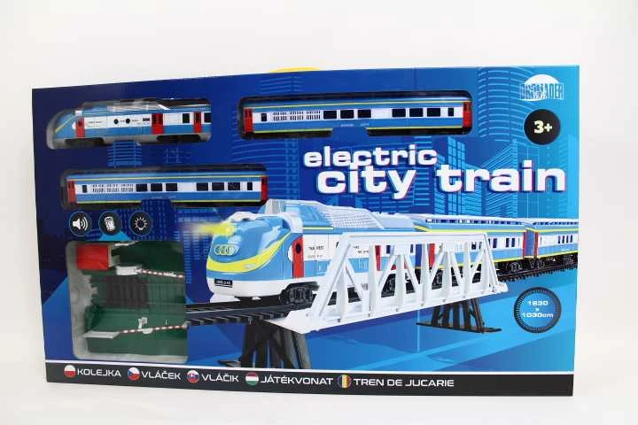 Dromader „Dromedary Express“ traukinys su geležinkelio pervaža