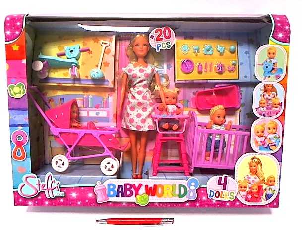 Simba Steffi Love Mama Doll vaiko kambaryje, kuriame yra 3 vaikai 28 elementai.