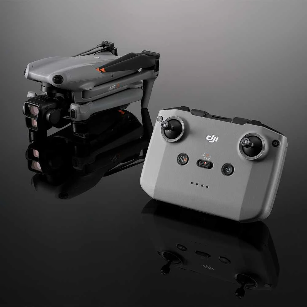 Dronas DJI Air 3 Fly More Combo su DJI RC-N2 valdymo pultu