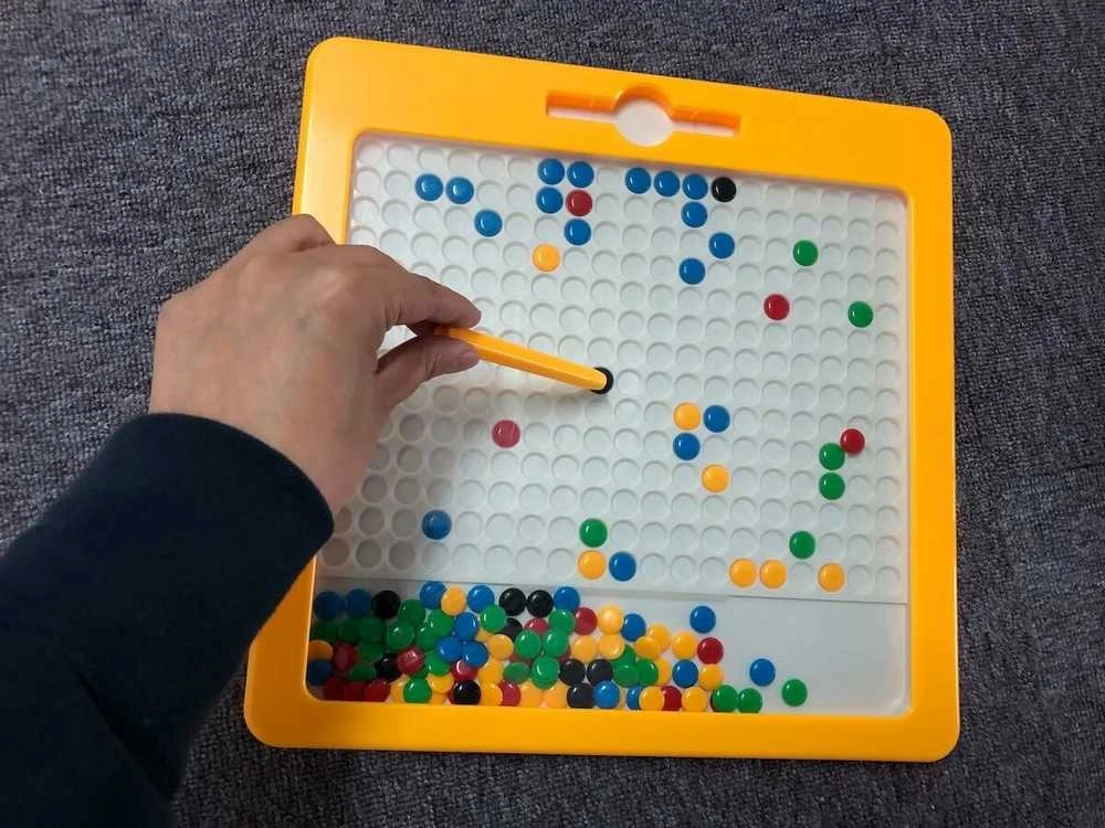 Magnetinė piešimo lenta MagPad Dots vaikams nuo 4 metų, lavina smulkiąją motoriką, su magnetiniu rašikliu, geltona